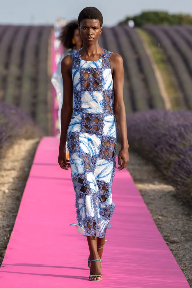 Thêm chút lấp lánh trên trang phục từ những viên đá pha lê. Theo WWD, lần này Jacquemus đã hợp tác với hãng trang sức Swarovski để mang đến 385.000 viên pha lê đính kết trên trang phục, giày, túi xách, hoa tai, vòng tay và mũ.