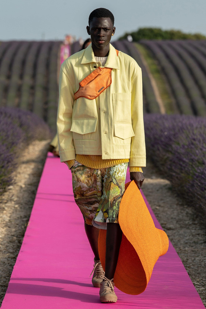 Trang phục cho phái mạnh cũng cầu kỳ không kém. Loạt người mẫu nam mặc quần bermuda, áo sơ mi, áo khoác chất khaki có màu trung tính như xám, beige hòa trộn cùng những tông sặc sỡ của mùa hè như vàng nghệ, nâu đất, cam neon.