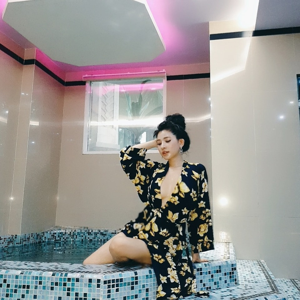 “Tôi hiện có cuộc sống rất tốt. Tôi cởi mở và năng động hơn rất nhiều. Bây giờ tôi biết mở rộng mối quan hệ, và đi lưu diễn, du lịch nhiều hơn”, cô tâm sự.