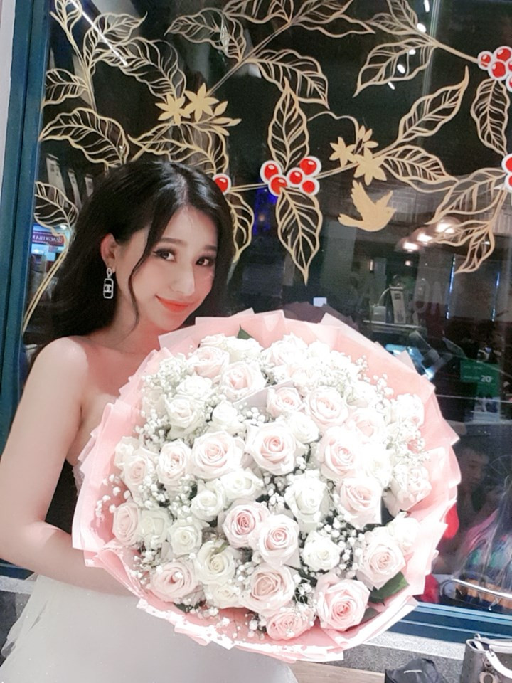 Sau lần đổ vỡ trong chuyện hôn nhân thì giờ đây tôi rất cân nhắc khi đặt tình cảm cho một ai đó. Đã yêu thì phải thật xứng đáng để bù đắp cho những tháng ngày hi sinh, chịu tổn thương. Và chắc lần này có yêu thì tôi cũng không đáp lại cảm xúc của mình cho người trong ngành giải trí nữa”, người đẹp cho hay.