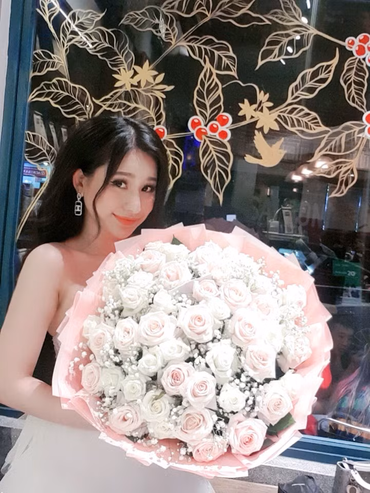 Sau lần đổ vỡ trong chuyện hôn nhân thì giờ đây tôi rất cân nhắc khi đặt tình cảm cho một ai đó. Đã yêu thì phải thật xứng đáng để bù đắp cho những tháng ngày hi sinh, chịu tổn thương. Và chắc lần này có yêu thì tôi cũng không đáp lại cảm xúc của mình cho người trong ngành giải trí nữa”, người đẹp cho hay.