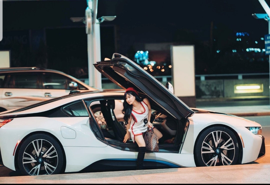 Thỉnh thoảng, Ivy khoe được "người giấu mặt" tặng rất nhiều hoa đẹp nhưng chưa tiết lộ danh tính.