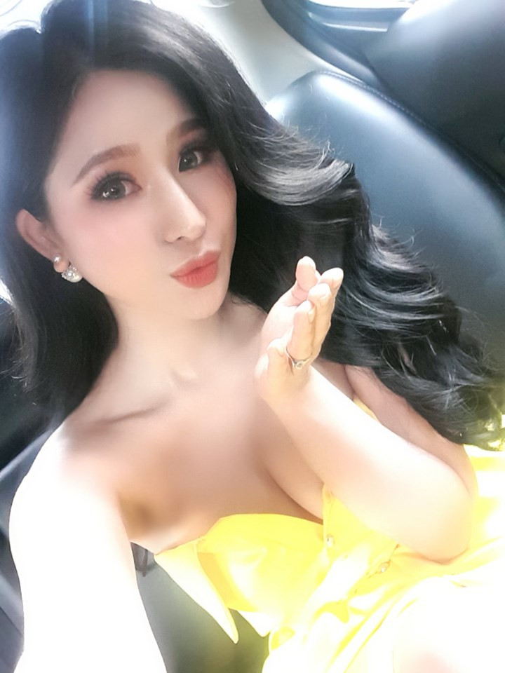 Diễn viên, hot girl Ivy Le (tên thật là Nhật Vy, sinh năm 1992) từng tham gia làm mẫu ảnh, diễn viên đóng MV của nhiều ca sĩ nổi tiếng. Sau đó, cô được quan tâm nhiều hơn khi lộ ảnh cưới cùng Hồ Quang Hiếu Cặp đôi kết hôn bí mật, sống chung được 2 tháng rồi chia tay. Trước đó, cặp đôi từng bị bắt gặp hẹn hò thân mật đầu năm 2013 tại một trung tâm thương mại. Cả hai hợp tác đóng chung MV "Xa nhau để biết mình cần nhau" phát hành tháng 3/2013.
