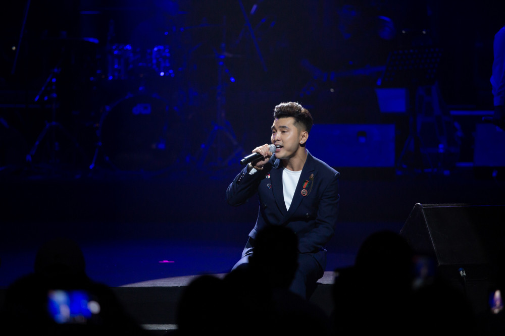 Sau đó, Ưng Hoàng Phúc bước ra sân khấu và khiến không khí trở nên sôi nổi hơn với “Vì một người ra đi”, “Thà rằng như thế”…