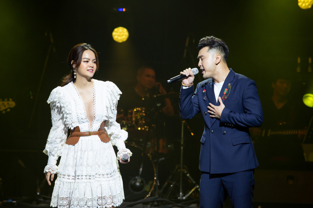 Sau 2 phần đơn ca, Ưng Hoàng Phúc – Phạm Quỳnh Anh mang đến loạt hit song ca “Anh không muốn bất công với em”, “Nếu ta còn yêu nhau”, “Người đứng sau hạnh phúc – Tôi không tin” hay “Mơ một hạnh phúc – Vỡ tan”. Với tình bạn gần 20 năm, Phạm Quỳnh Anh cũng lần đầu tiên vạch tội Ưng Hoàng Phúc vì dám chia sẻ “ngay cả thời đỉnh cao nhất, Phạm Quỳnh Anh cũng không phải gu của tôi”. Nữ ca sĩ còn đòi ba mặt một lời nhờ Thu Thuỷ tiết lộ bí mật Ưng Hoàng Phúc cũng từng “cảm nắng” cô nhưng bất thành nên chuyển sang làm bạn.