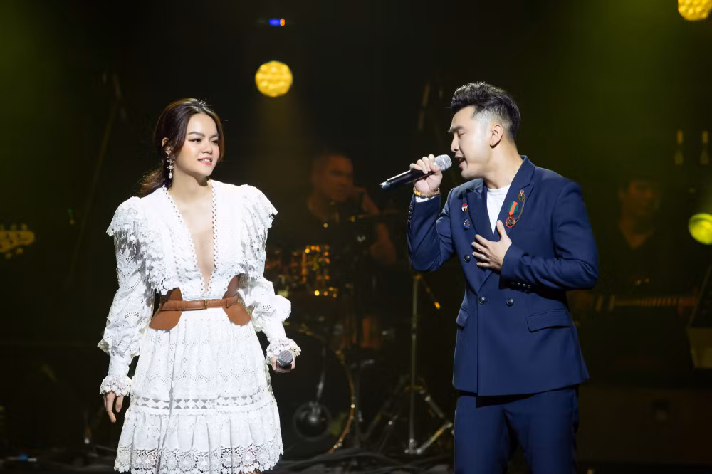 Sau 2 phần đơn ca, Ưng Hoàng Phúc – Phạm Quỳnh Anh mang đến loạt hit song ca “Anh không muốn bất công với em”, “Nếu ta còn yêu nhau”, “Người đứng sau hạnh phúc – Tôi không tin” hay “Mơ một hạnh phúc – Vỡ tan”. Với tình bạn gần 20 năm, Phạm Quỳnh Anh cũng lần đầu tiên vạch tội Ưng Hoàng Phúc vì dám chia sẻ “ngay cả thời đỉnh cao nhất, Phạm Quỳnh Anh cũng không phải gu của tôi”. Nữ ca sĩ còn đòi ba mặt một lời nhờ Thu Thuỷ tiết lộ bí mật Ưng Hoàng Phúc cũng từng “cảm nắng” cô nhưng bất thành nên chuyển sang làm bạn.