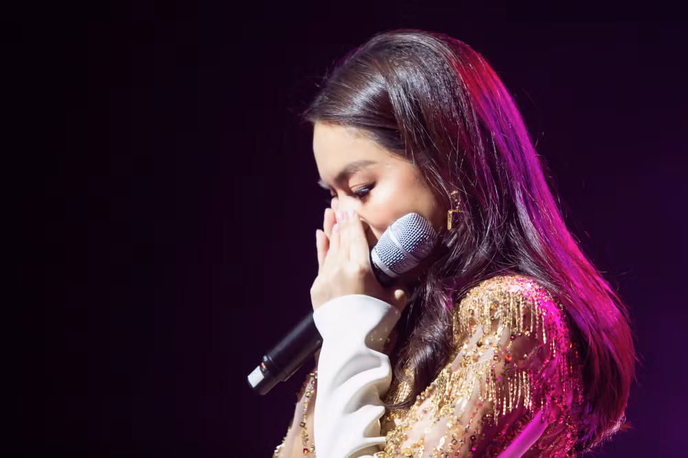 Bật khóc khi thể hiện “Tất cả sẽ thay em” - ca khúc đánh dấu sự trở lại của mình trong âm nhạc, Phạm Quỳnh Anh chia sẻ: “Mọi người nhìn quá trình và con đường tôi đi trong suốt 1 năm vừa qua, quả thực thấy tôi đủ mạnh mẽ đúng không? Nhưng ngày hôm nay, tất cả những giọt nước mắt này không phải vì một điều gì tiếc nuối cả, mà đó là tất cả những gì mình cảm thấy rằng con đường 1 năm qua đã rất trọn vẹn, cố gắng rất nhiều lần. Tôi nghĩ rằng tất cả những điều đó hôm nay đổi lại tình cảm của khán giả trong suốt bao nhiêu năm vẫn đứng bên cạnh mình rất xứng đáng. Tôi khóc vì mọi người”.