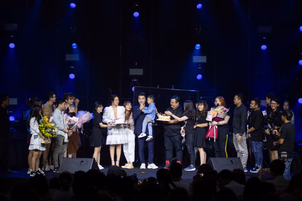 Trong chương trình cũng có sự xuất hiện của gia đình Ưng Hoàng Phúc và Phạm Quỳnh Anh. Ba, mẹ va hai con của Phạm Quỳnh Anh; gia đình Ưng Hoàng Phúc đã dành một món quà bất ngờ khi thực hiện clip chúc mừng sinh nhật chia sẻ những lời chúc ngọt ngào nhất dành cho cả hai.