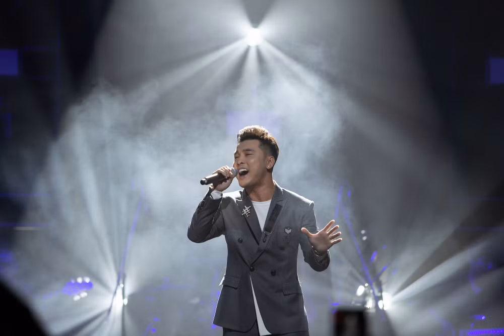 Nam ca sĩ là cái tên gắn liền với thanh xuân của thế hệ 8X - 9X. Hiện tại, dù đã có gia đình yên ấm, Ưng Hoàng Phúc thỉnh thoảng vẫn cho ra mắt các sản phẩm âm nhạc.