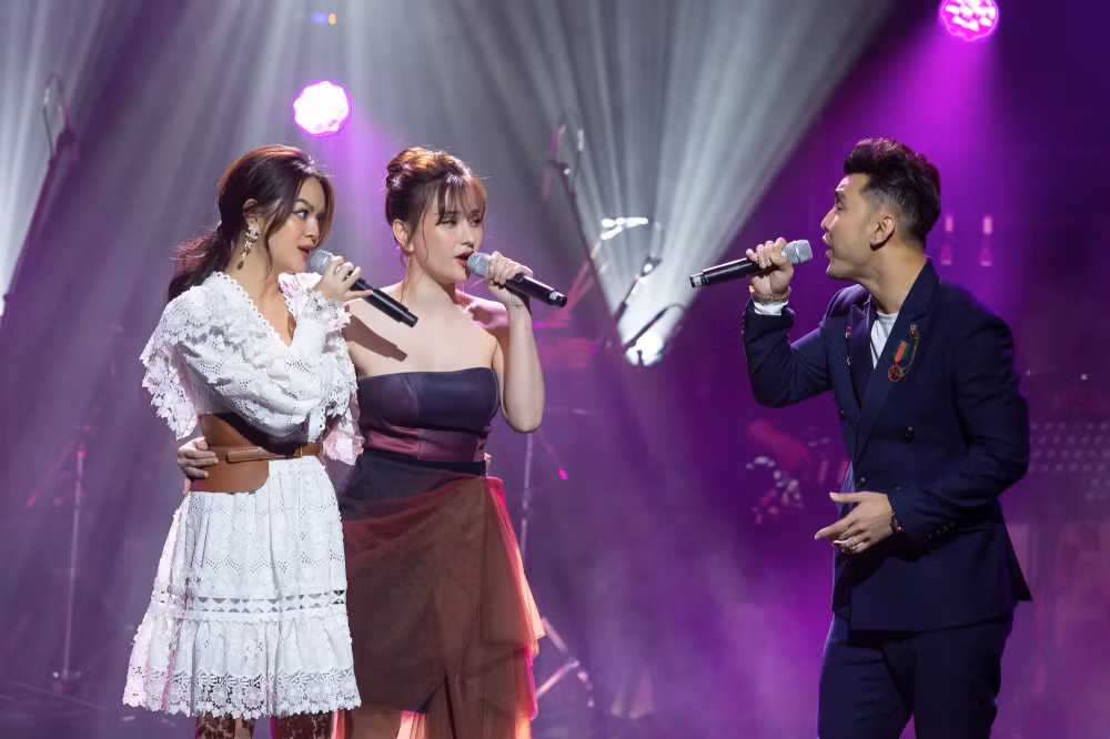 Đêm nhạc khép lại bằng màn tam ca của 2 cựu thành viên H.A.T và Ưng Hoàng Phúc.