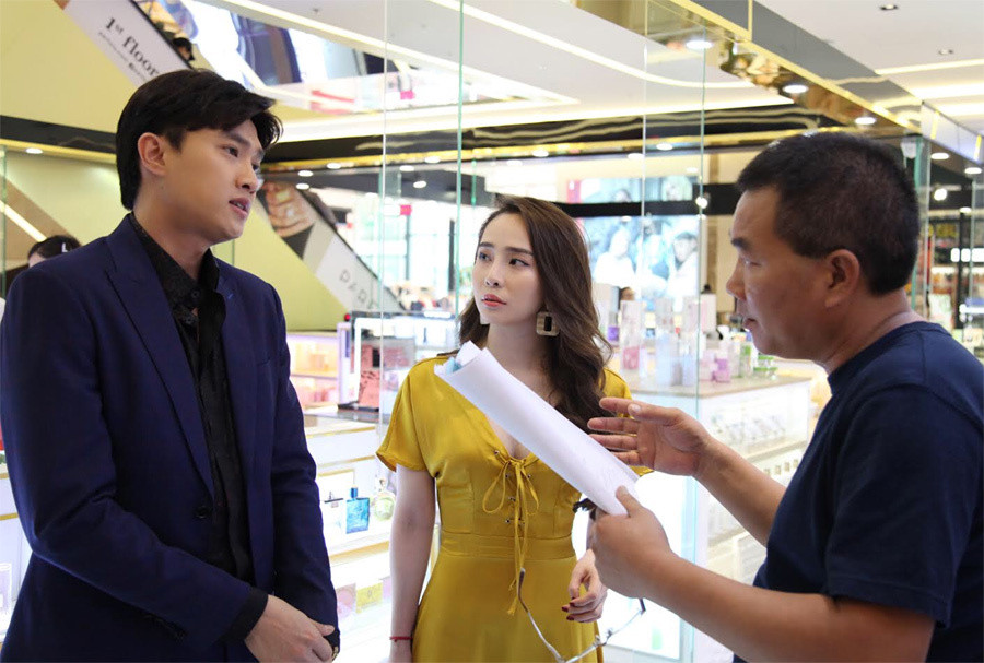 Hậu trường đóng phim "Về nhà đi con" của Quỳnh Nga và Quốc Trường.