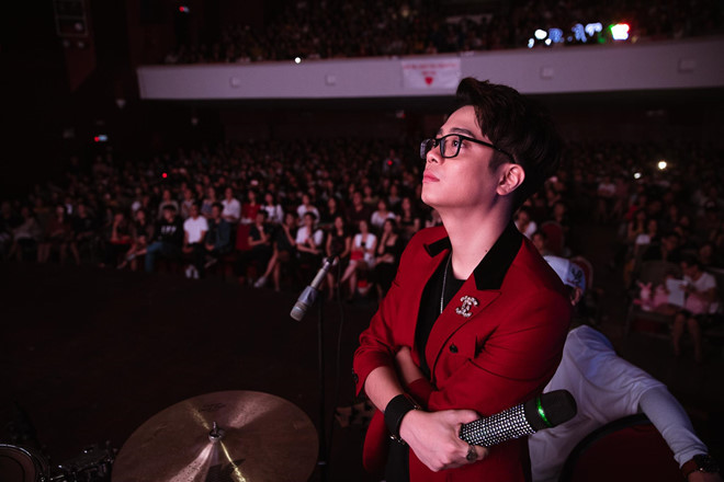 Ngoài thể hiện những ca khúc gắn liền tên tuổi và song ca với khách mời, Bùi Anh Tuấn dành thời gian trò chuyện với khán giả. Anh hạnh phúc khi nhận những món quà đặc biệt.