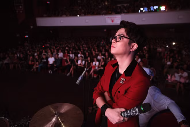 Ngoài thể hiện những ca khúc gắn liền tên tuổi và song ca với khách mời, Bùi Anh Tuấn dành thời gian trò chuyện với khán giả. Anh hạnh phúc khi nhận những món quà đặc biệt.