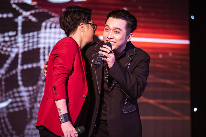 Đặc biệt, những đồng nghiệp thân thiết như nhạc sĩ Nguyễn Hồng Thuận, Dương Trường Giang, ca sĩ Hồ Ngọc Hà, Văn Mai Hương, Bảo Anh… gửi lời chúc mừng sinh nhật nam ca sĩ qua video bí mật do ê-kíp chuẩn bị.