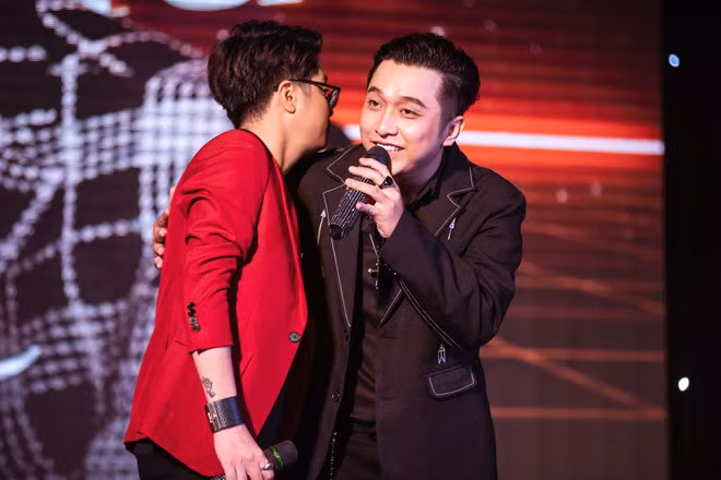 Đặc biệt, những đồng nghiệp thân thiết như nhạc sĩ Nguyễn Hồng Thuận, Dương Trường Giang, ca sĩ Hồ Ngọc Hà, Văn Mai Hương, Bảo Anh… gửi lời chúc mừng sinh nhật nam ca sĩ qua video bí mật do ê-kíp chuẩn bị.