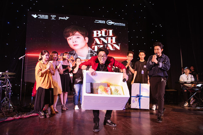 Sự kiện được tổ chức đơn giản, ấm cúng. Ca sĩ Bùi Anh Tuấn cùng khóc cùng cười với khán giả hâm mộ khi ôn lại chặng đường đã qua.