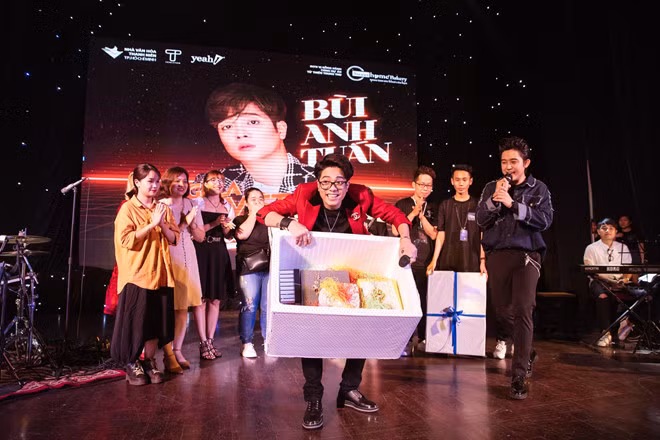 Sự kiện được tổ chức đơn giản, ấm cúng. Ca sĩ Bùi Anh Tuấn cùng khóc cùng cười với khán giả hâm mộ khi ôn lại chặng đường đã qua.