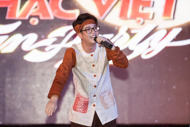 Tối 8/9, Bùi Anh Tuấn tổ chức tiệc sinh nhật đầy ý nghĩa với 1.000 khán giả hâm mộ. Trời mưa to kéo dài, nhưng đông đảo khán giả có mặt từ rất sớm để xếp hàng. Mở đầu chương trình, Bùi Anh Tuấn xuất hiện trong hình ảnh chú Cuội thể hiện liên khúc Thằng Cuội - Rước đèn tháng tám. Đây là món quà anh gửi tặng fan nhân dịp Trung thu.