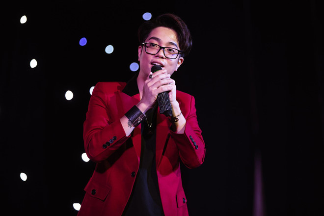 Nam ca sĩ thể hiện bản Mashup Ngừng - Buông cùng một số ca khúc quen thuộc như Xin em, Nơi tình yêu bắt đầu. Anh cũng cover các ca khúc của đồng nghiệp, chẳng hạn Một đêm say, Lệ đêm...