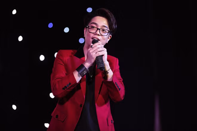 Nam ca sĩ thể hiện bản Mashup Ngừng - Buông cùng một số ca khúc quen thuộc như Xin em, Nơi tình yêu bắt đầu. Anh cũng cover các ca khúc của đồng nghiệp, chẳng hạn Một đêm say, Lệ đêm...