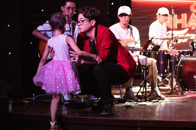 “Tôi không biết mình làm được điều gì cho bé. Bé mang trong mình căn bệnh hiểm ác nhưng luôn lạc quan. Ít nhất bé mang đến cho tôi món quà đó là không khuất phục trước mọi khó khăn. Tôi sẽ đồng hành cùng bé trên chặng đường sắp tới, dù có thế nào đi nữa”, Bùi Anh Tuấn nghẹn ngào chia sẻ. Trước đó, cô bé vẽ rất nhiều tranh để thể hiện tình cảm với thần tượng.