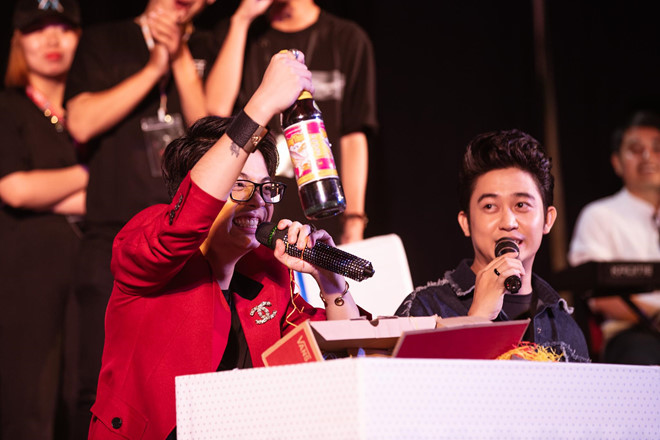 Nam ca sĩ bất ngờ khi mở ra món quà đầu tiên, đó là một chai nước mắm. Với món quà này, giọng ca Cưới nhau đi chia sẻ: “Tôi nghĩ đây là món quà đánh thẳng tâm lý của tôi bởi tôi cũng rất muốn sang năm mới, trưởng thành hơn thì sẽ nói chuyện mặn mà và duyên dáng hơn chút. Có lẽ đây chính là món quà giúp tôi làm được điều đó”.