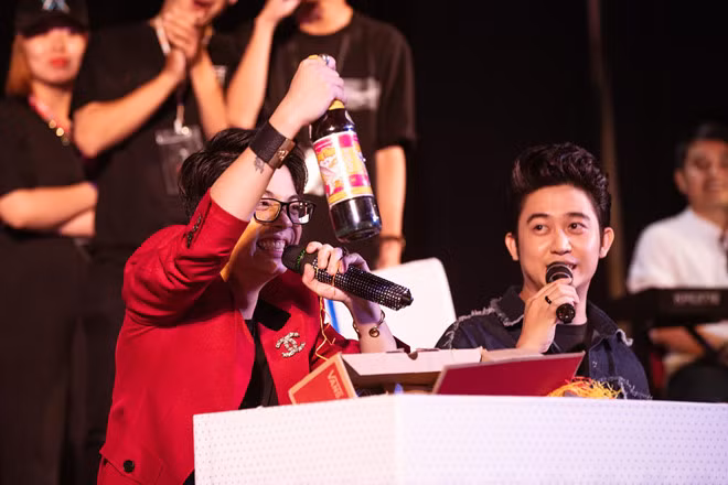 Nam ca sĩ bất ngờ khi mở ra món quà đầu tiên, đó là một chai nước mắm. Với món quà này, giọng ca Cưới nhau đi chia sẻ: “Tôi nghĩ đây là món quà đánh thẳng tâm lý của tôi bởi tôi cũng rất muốn sang năm mới, trưởng thành hơn thì sẽ nói chuyện mặn mà và duyên dáng hơn chút. Có lẽ đây chính là món quà giúp tôi làm được điều đó”.