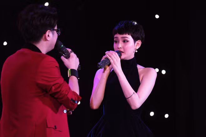 Khách mời trong chương trình là Yanbi và Hiền Hồ. Sự xuất hiện của nữ ca sĩ 22 tuổi khiến fan phấn khích. Thời gian qua cô và đàn anh liên tục dấy lên thông tin hẹn hò. Gần đây, cả 2 lộ hình đi xem phim cùng nhau.