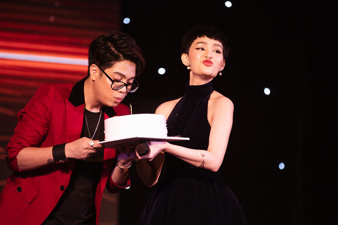 Cả 2 song ca Cưới nhau đi - bài hát hợp tác đầu tiên của cặp đôi. Cặp đôi Bùi Anh Tuấn - Hiền Hồ ngọt ngào song ca. Họ trao nhau ánh nhìn trìu mến sau đó Bùi Anh Tuấn còn khen bạn gái tin đồn xinh đẹp. Hiền Hồ mang theo quà và bánh kem, sau đó cùng đàn anh thổi nến chúc mừng sinh nhật trong tiếng reo hò của khán giả. Hiền Hồ tỏ ra lúng túng và run khi chúc mừng đàn anh. "Chúc anh luôn bình an, thành công trong các dự án và sống vui vẻ", cô nhắn nhủ bạn trai tin đồn.