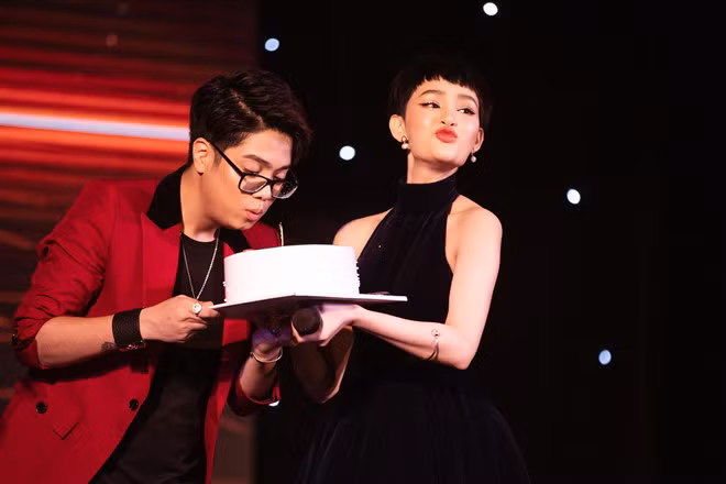 Cả 2 song ca Cưới nhau đi - bài hát hợp tác đầu tiên của cặp đôi. Cặp đôi Bùi Anh Tuấn - Hiền Hồ ngọt ngào song ca. Họ trao nhau ánh nhìn trìu mến sau đó Bùi Anh Tuấn còn khen bạn gái tin đồn xinh đẹp. Hiền Hồ mang theo quà và bánh kem, sau đó cùng đàn anh thổi nến chúc mừng sinh nhật trong tiếng reo hò của khán giả. Hiền Hồ tỏ ra lúng túng và run khi chúc mừng đàn anh. "Chúc anh luôn bình an, thành công trong các dự án và sống vui vẻ", cô nhắn nhủ bạn trai tin đồn.