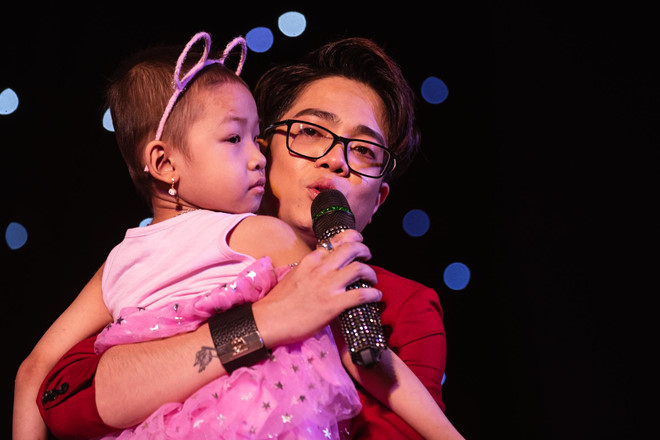 Nam ca sĩ không giấu nổi sự xúc động khi chia sẻ câu chuyện về hoàn cảnh đáng thương của một người hâm mộ bị ung thư xương. Cô bé Thảo Nhi có mong ước được gặp mặt thần tượng trong ngày sinh nhật anh. Bùi Anh Tuấn vừa ôm người hâm mộ đặc biệt vừa khóc nức nở khi thực hiện điều ước của cô bé.