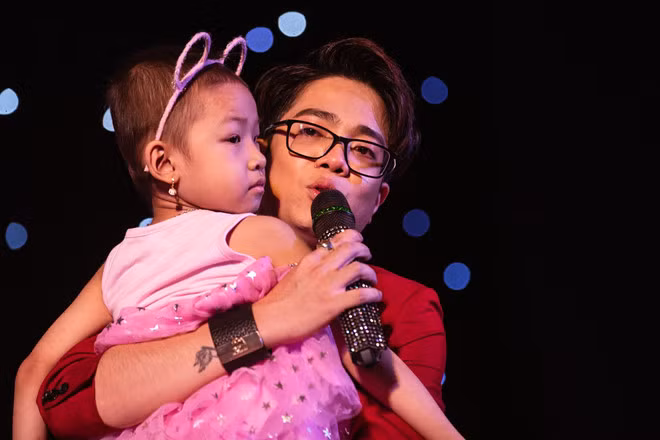 Nam ca sĩ không giấu nổi sự xúc động khi chia sẻ câu chuyện về hoàn cảnh đáng thương của một người hâm mộ bị ung thư xương. Cô bé Thảo Nhi có mong ước được gặp mặt thần tượng trong ngày sinh nhật anh. Bùi Anh Tuấn vừa ôm người hâm mộ đặc biệt vừa khóc nức nở khi thực hiện điều ước của cô bé.