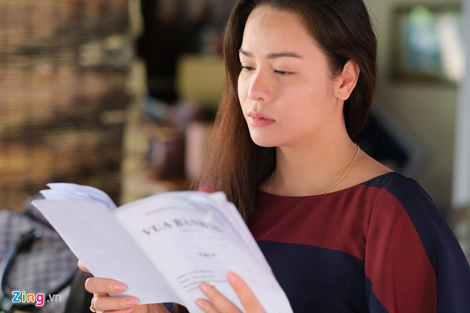 "Lúc đó, tôi tá hỏa, tay chân bủn rủn. Ngay lập tức, tôi đã gọi bảo vệ chung cư nhưng không được. Sau đó, tôi đến công an trình báo sự việc và họ cử người xuống phong tỏa hiện trường, điều tra vụ việc. Toàn bộ tiền mặt trong két sắt là tiền hàng chưa trả. Ngoài ra còn nhiều tài sản khác, tổng trị giá hơn 5 tỷ đồng", Nhật Kim Anh chia sẻ.