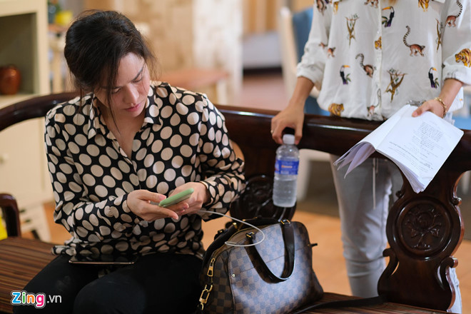 Nữ diễn viên không nghi ngờ người thân là chủ mưu vụ phá két sắt. "Nếu là người thân thì họ sẽ ra tay lúc tôi đang đi nước ngoài hơn 25 ngày, chứ không đợi đến thời điểm tôi về nước để trộm cắp", cô cho biết.