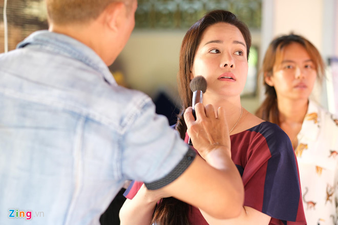 Chia sẻ với Zing.vn, nữ diễn viên cho biết cô vẫn chưa hết bàng hoàng và lo lắng sau sự việc xảy ra vừa qua. Nhật Kim Anh kể lại vào khoảng 18h30 phút, ngày 14/7, khi đang trên đường từ Cần Thơ về TP.HCM, cô kiểm tra camera thì thấy trong nhà vẫn bình thường. Đến khoảng 20h, khi xem camera lần nữa, nữ diễn viên phát hiện két sắt bị phá tung, mọi thứ trong nhà bừa bộn, hỗn loạn.