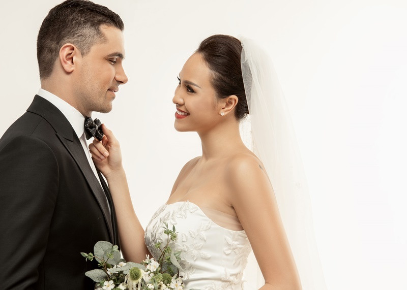 Phương Mai lựa chọn váy cúp ngực tôn triệt để vóc dáng cô nàng.