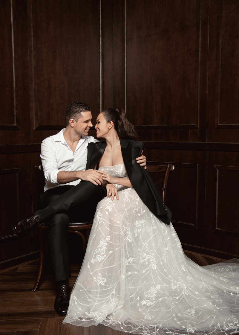 Nói về tin đồn chồng là đại gia, nữ MC cho hay, chồng cô còn rất trẻ và vẫn đang cố gắng phấn đấu để có một tương lai tốt hơn nữa.