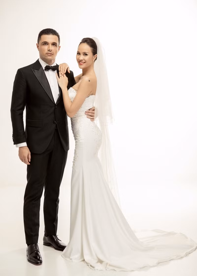 Thông tin MC sexy nhất showbiz Việt sẽ lên xe hoa với chồng Tây vào ngày 15/6 tới khiến nhiều người bất ngờ. Do không có nhiều thời gian nên MC Phương Mai và chồng tây đã lựa chọn chụp bộ hình đơn giản tại Hà Nội.