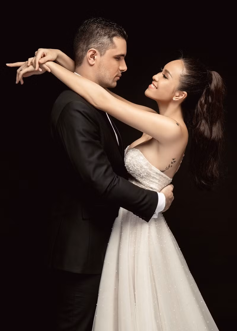 Sau quá trình tìm hiểu và yêu khoảng 1 năm, cặp đôi nhận ra đối phương chính là một nửa bấy lâu nay vẫn tìm kiếm nên đã quyết định về chung một nhà.