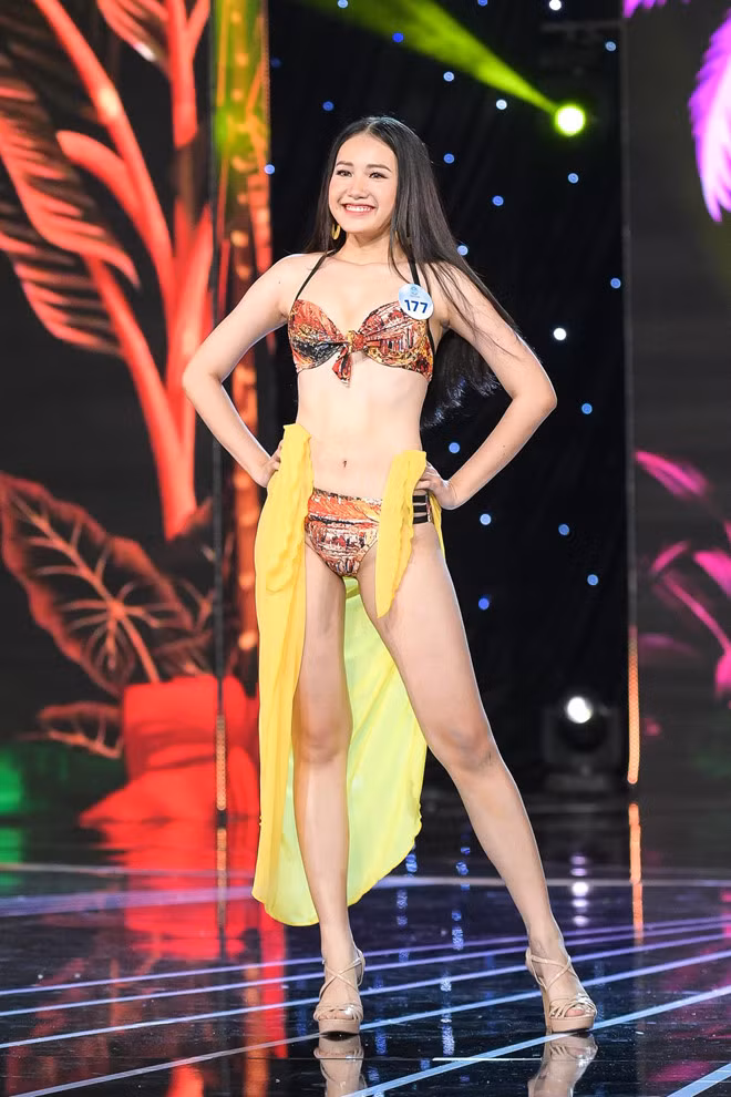 Miss World Vietnam năm nay có nhiều gương mặt sinh năm 2000 và Phan Anh Thư (Thừa Thiên Huế) là một trong số đó.