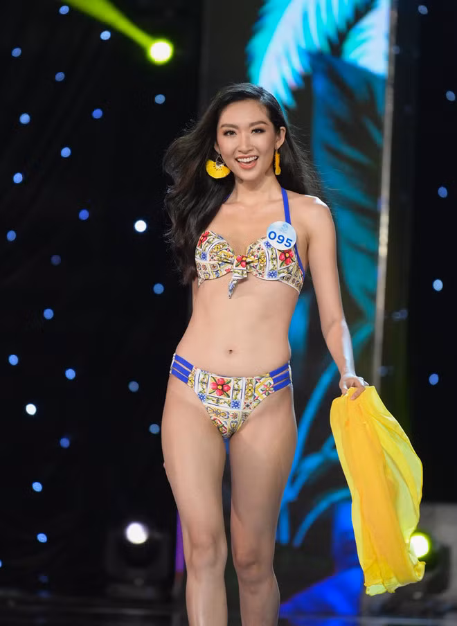 Sau vòng chung khảo khu vực miền Nam của Miss World Vietnam 2019, ban giám khảo đã chọn lựa 20 gương mặt nổi bật bước tiếp vào chung kết. Thí sinh Nguyễn Thị Thanh Khoa, sinh năm 1994, gây ấn tượng ở nụ cười tươi, thần thái trình diễn tự tin.
