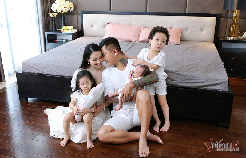 Từ khi vợ đang mang bầu em bé thứ 3 và gần đến ngày sinh, Tuấn Hưng càng trở nên là người đàn ông có trách nhiệm khi không ngại đỡ đần vợ yêu những công việc trong nhà như: lau nhà, rửa bát, giặt quần áo...