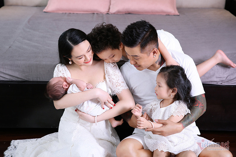 Tuấn Hưng còn được cộng đồng mạng hết lời khen ngợi, dành tặng danh hiệu "ông bố của năm", "người chồng của năm" vì bắt nguồn từ việc nam ca sĩ đã liên tục túc trực bên vợ, gác lại mọi công việc để ở bên chăm sóc bà xã lúc mới sinh con trai thứ ba.