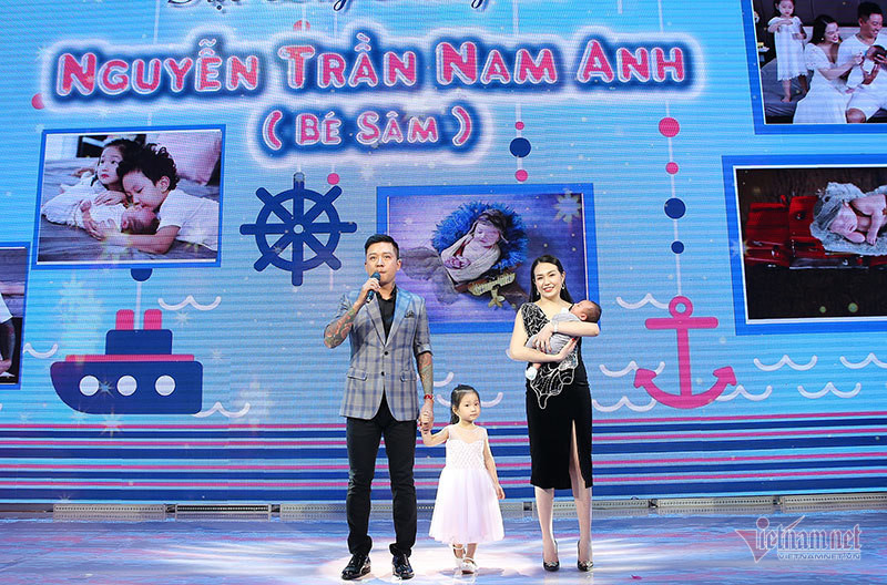 Tuấn Hưng thú nhận ở tuổi 41, anh mong muốn sẽ dành thời gian cho các con, đó mới là điều quan trọng nhất trong 1/3 quãng đường còn lại của người đàn ông. "Tôi đã mất 1/3 thời gian để lớn và trưởng thành, 1/3 để xây dựng và rong chơi với sự nghiệp, bây giờ còn 1/3 để lo cho gia đình'' - Tuấn Hưng nói.