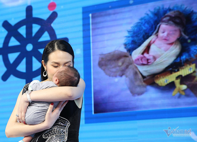 Khoảnh khắc ngọt ngào của Thu Hương bên con trai thứ ba - bé Sâm. Mặc dù mới sinh lần ba nhưng Thu Hương đã dần lấy lại vóc dáng, gương mặt tươi tắn xinh xắn khiến nhiều người ngưỡng mộ.