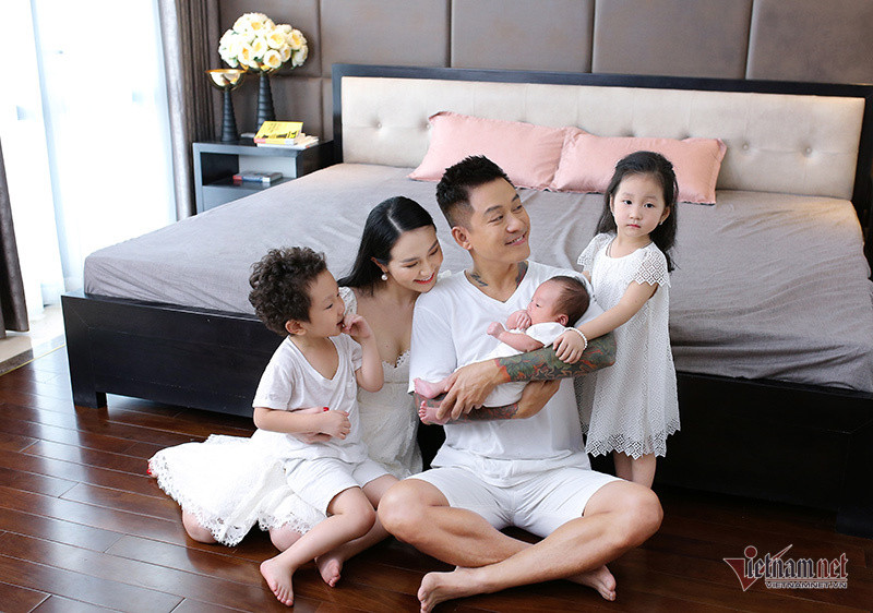 Gia đình Tuấn Hưng ngày càng trở nên hạnh phúc và gắn bó một phần là bởi Thu Hương - bà xã của nam ca sĩ luôn là hậu phương vững chắc không chỉ chăm sóc gia đình cô còn giỏi gian trong việc kinh doanh làm đẹp và hết lòng hỗ trợ chồng trong công việc và những chuyến lưu diễn xa.