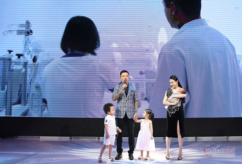 Ngày 5/9, vợ chồng Tuấn Hưng - Thu Hương có làm tiệc đầy tháng cho con trai thứ ba Nguyễn Trần Nam Anh hay còn gọi bằng nickname bé Sâm. Trước quan khách, Tuấn Hưng đã dành những lời yêu thương trân trọng dành cho người bạn đời Thu Hương người đã dành nhiều sự hy sinh cho tổ ấm của gia đình anh.