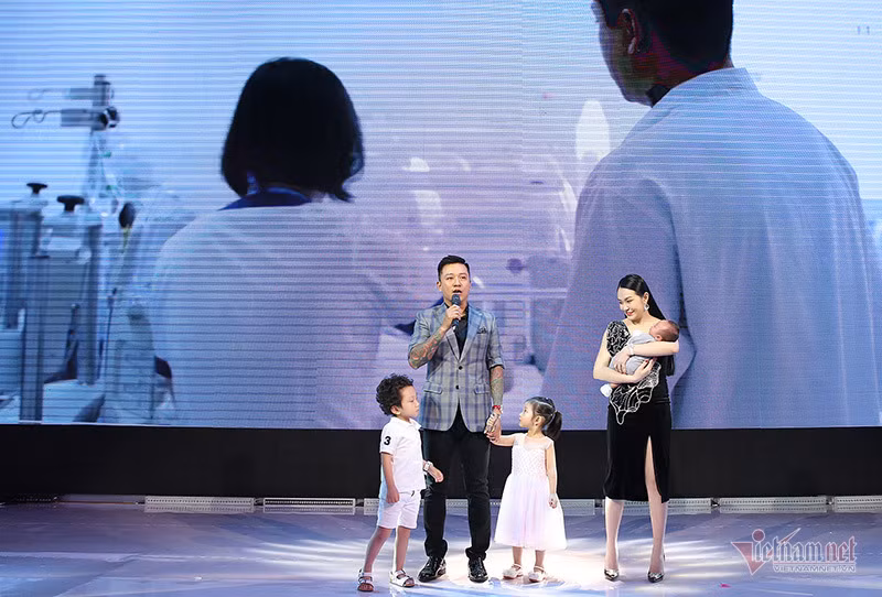 Ngày 5/9, vợ chồng Tuấn Hưng - Thu Hương có làm tiệc đầy tháng cho con trai thứ ba Nguyễn Trần Nam Anh hay còn gọi bằng nickname bé Sâm. Trước quan khách, Tuấn Hưng đã dành những lời yêu thương trân trọng dành cho người bạn đời Thu Hương người đã dành nhiều sự hy sinh cho tổ ấm của gia đình anh.