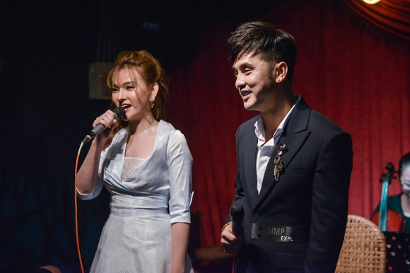 Thu Thuy xuat hien bo pho sau scandal de chong moi 