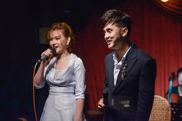 Thu Thuy xuat hien bo pho sau scandal de chong moi 